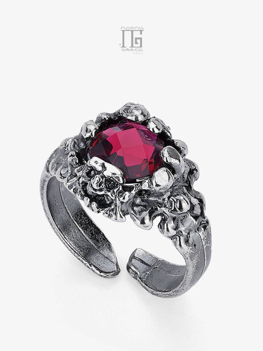 Anello Magna Grecia® Artemis in argento 925 con maschera apotropaica e cristallo rosso piccolo sfaccettato regolabile