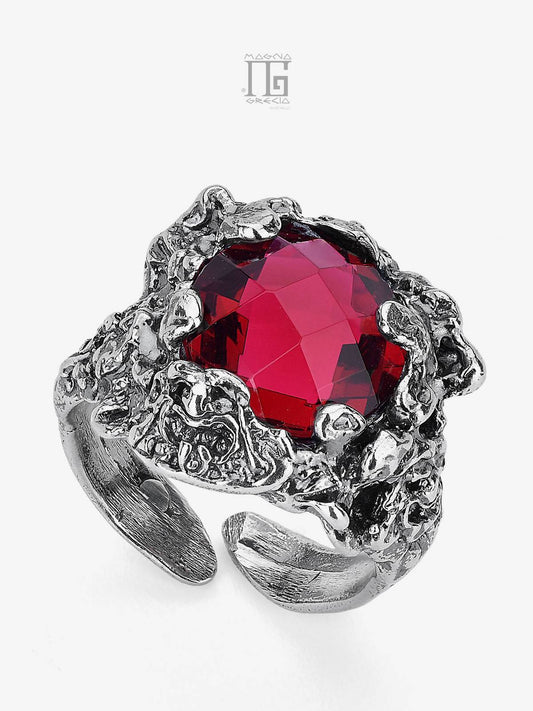 Anello Magna Grecia® Artemis in argento 925 con maschera apotropaica e cristallo rosso sfaccettato regolabile