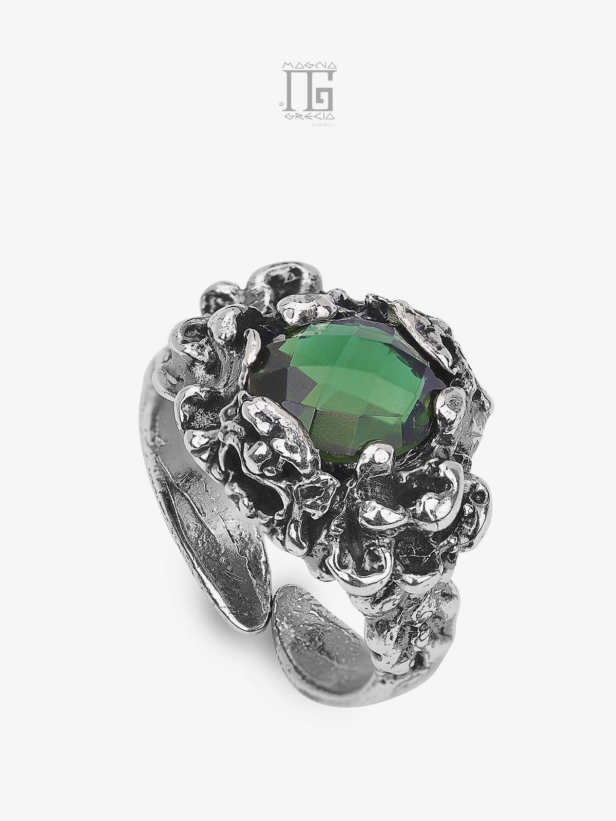 Anello Magna Grecia® Artemis in argento 925 con maschera apotropaica e cristallo verde piccolo sfaccettato regolabile