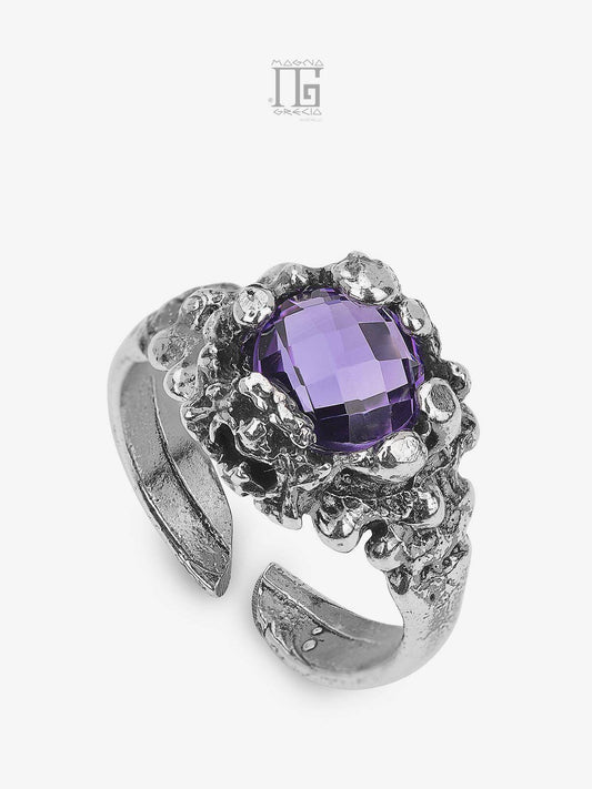 Anello Magna Grecia® Artemis in argento 925 con maschera apotropaica e cristallo viola piccolo sfaccettato regolabile