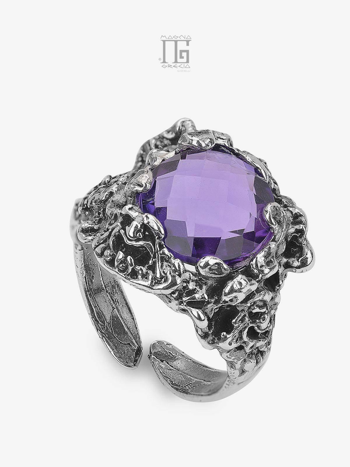 Anello Magna Grecia® Artemis in argento 925 con maschera apotropaica e cristallo viola sfaccettato regolabile
