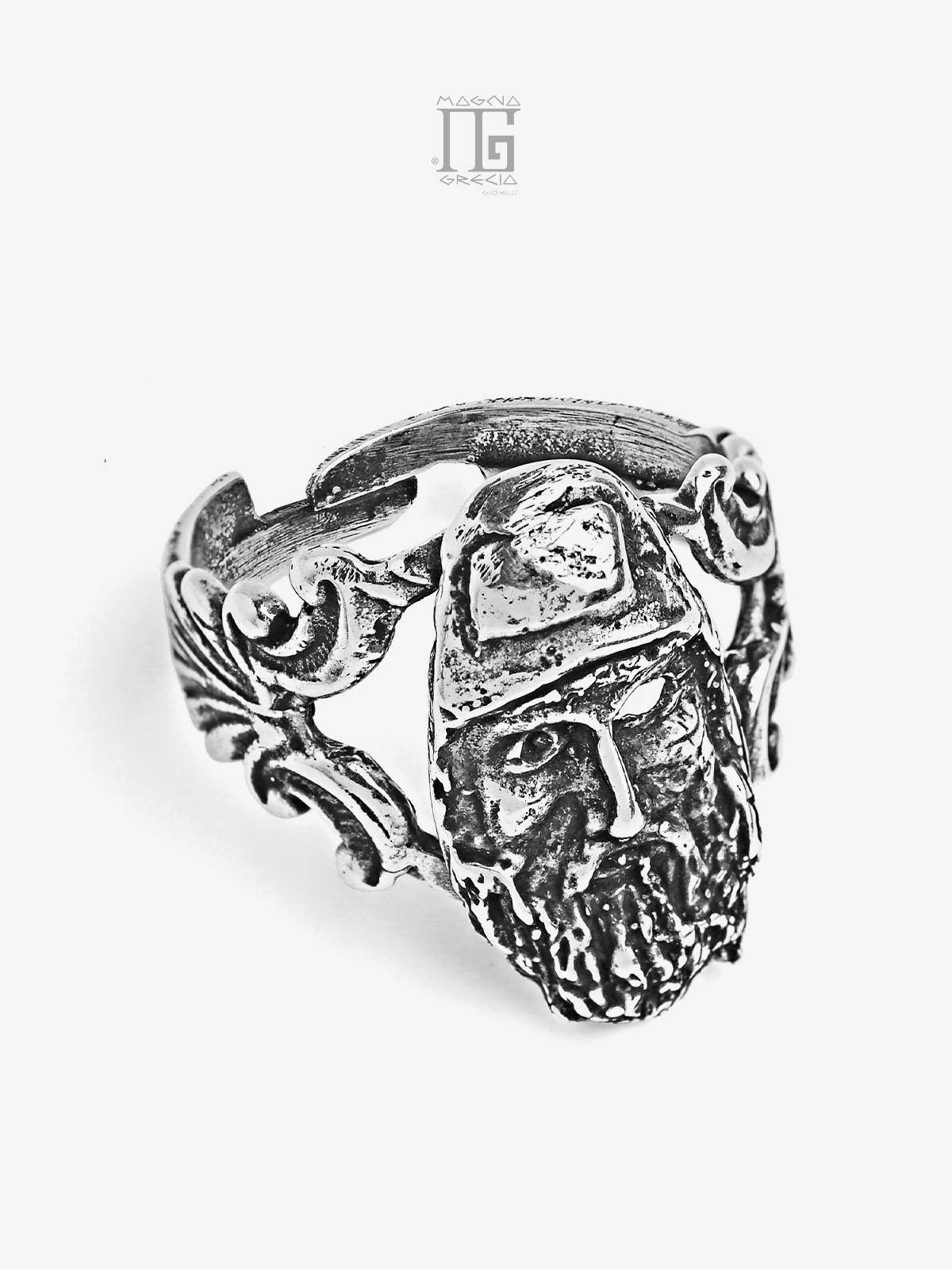 Anello in Argento 925 con volto del Bronzo di Riace B, ispirato alla scultura greca del V secolo a.C. Omaggio al profeta-guerriero Anfiarao, simbolo di saggezza e destino.