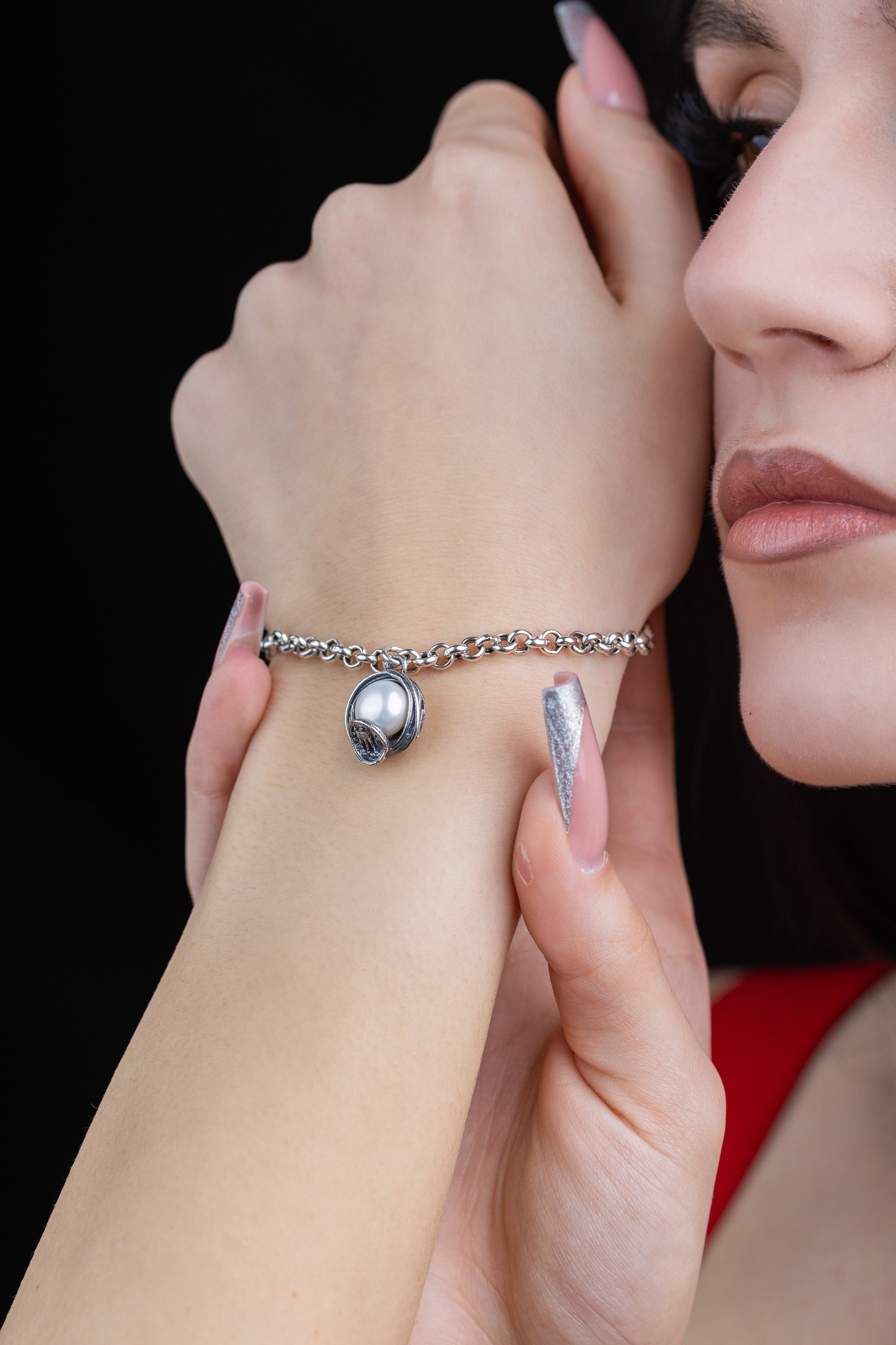 Bracciale Aion in argento 925 con perla d’acqua dolce e statere di Kroton indossato