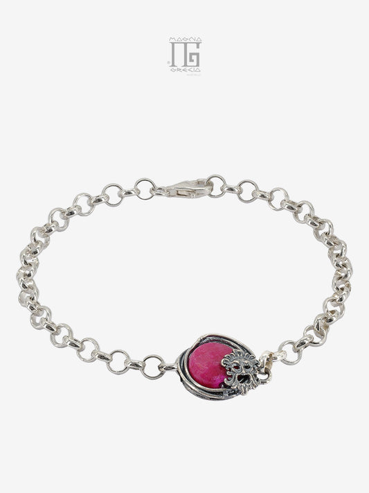 Bracciale Aion in argento 925 con pietra fucsia, filo intrecciato e maschera apotropaica.