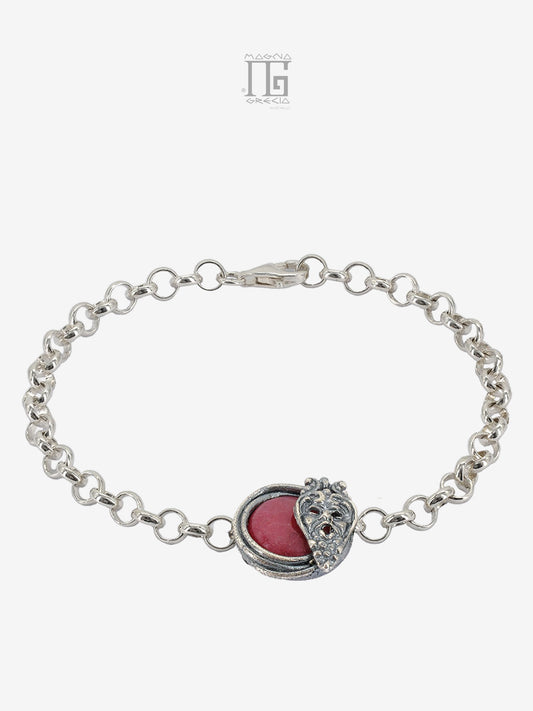 Bracciale Aion in argento 925 con pietra rubino antico, filo intrecciato e maschera apotropaica.