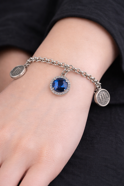 Bracciale in argento 925 con cristallo blu zirconi e statere dell’antica Kroton con tripode sacro indossato