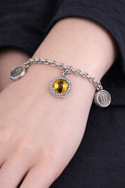 Bracciale in argento 925 con cristallo giallo zirconi e statere dell’antica Kroton con tripode sacro dettaglio indossato