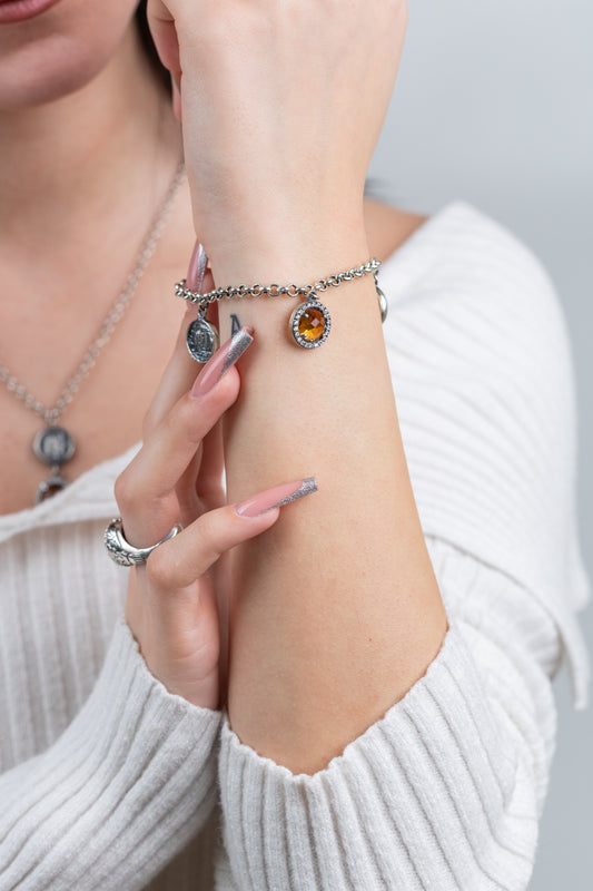 Bracciale in argento 925 con cristallo giallo zirconi e statere dell’antica Kroton con tripode sacro indossato