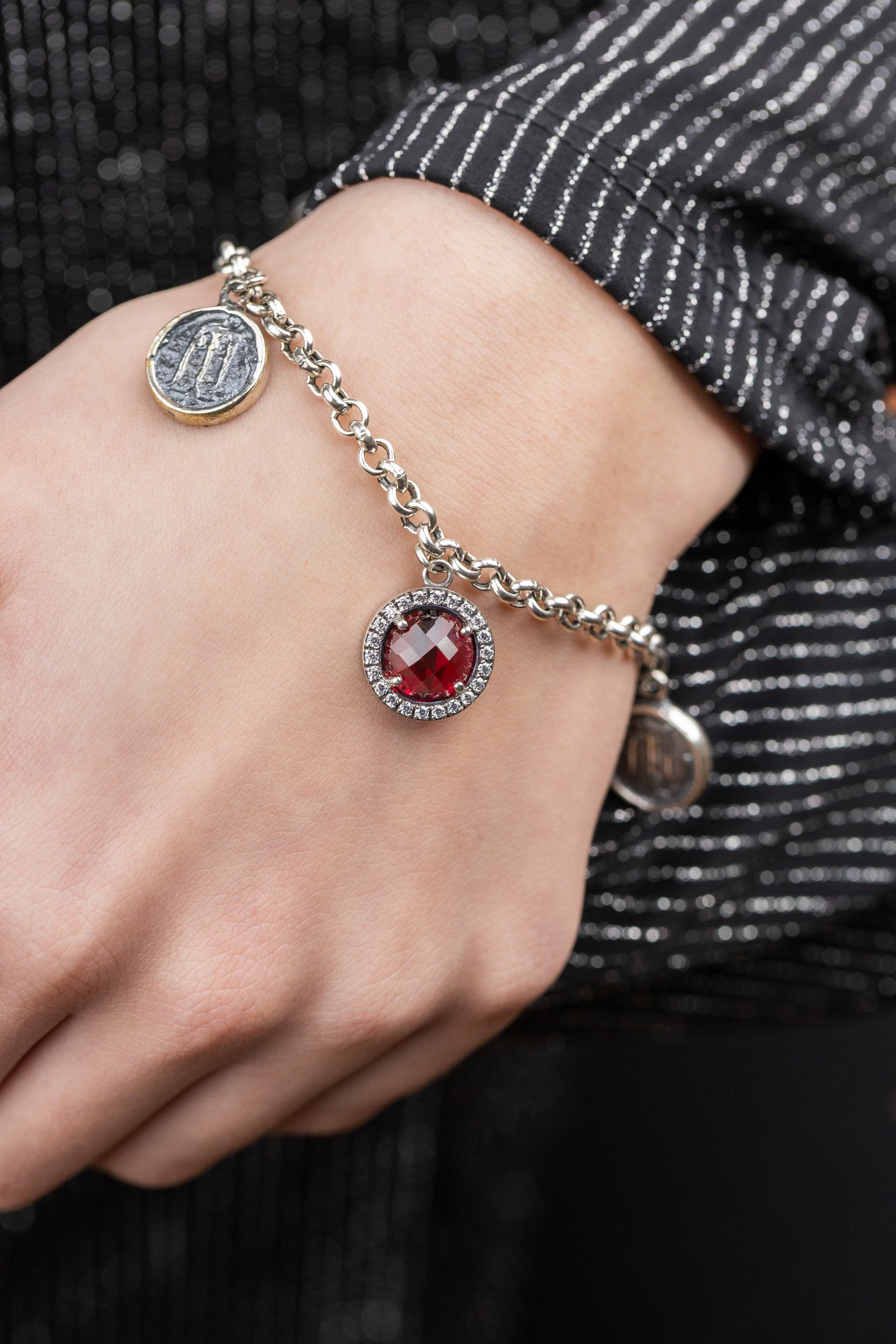 Bracciale in argento 925 con cristallo rosso zirconi e due stateri di Kroton indossato