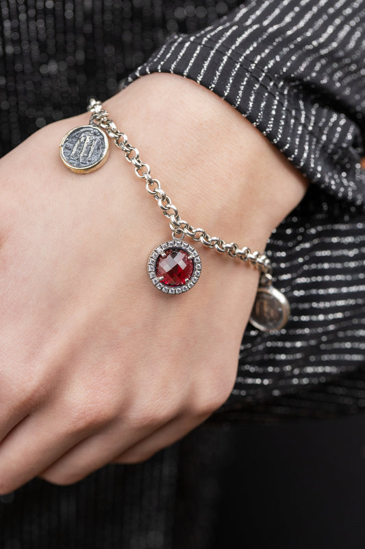 Bracciale in argento 925 con cristallo rosso zirconi e due stateri di Kroton indossato