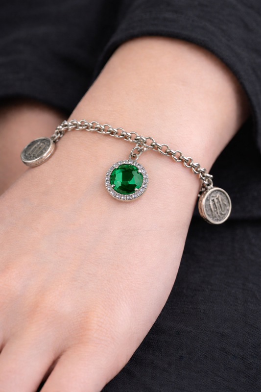 Bracciale in argento 925 con cristallo verde zirconi e statere dell’antica Kroton con tripode sacro indossato