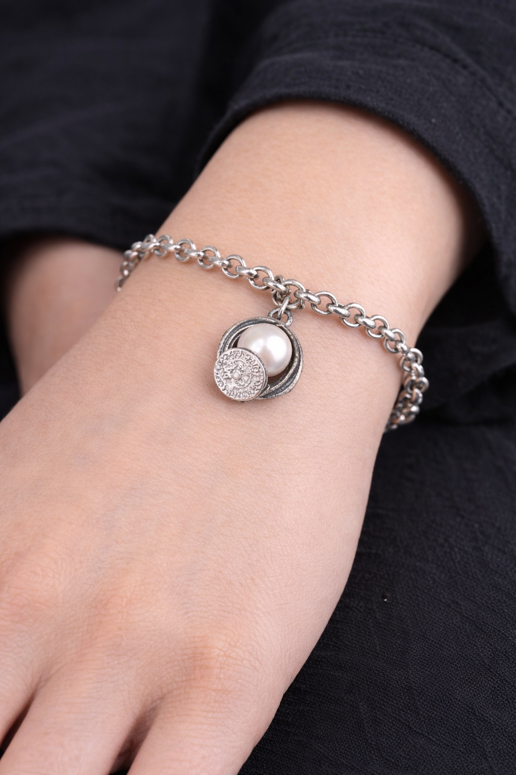 Bracciale in argento 925 con perla d'acqua dolce e Disco di Festo collezione Aion Magna Grecia Gioielli indossato