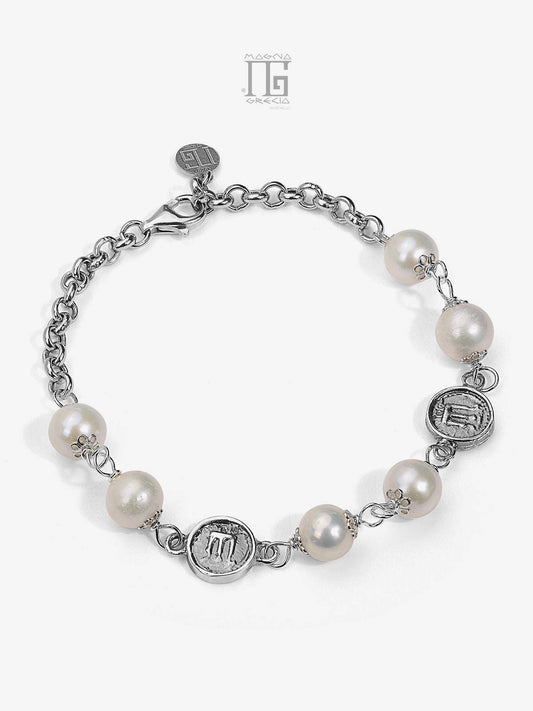 Bracciale artigianale in argento 925 con statere dell'antica Kroton e perle coltivate d'acqua dolce