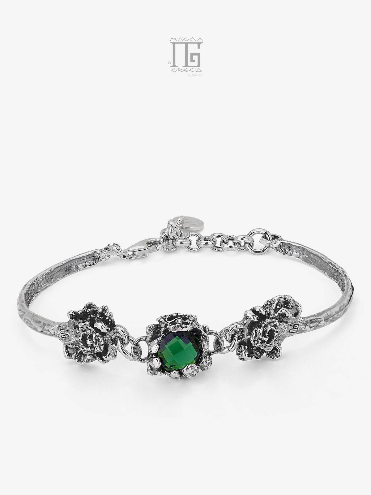 Bracciale Magna Grecia® Artemis in argento 925 con maschere apotropaiche e cristallo verde piccolo sfaccettato semirigido