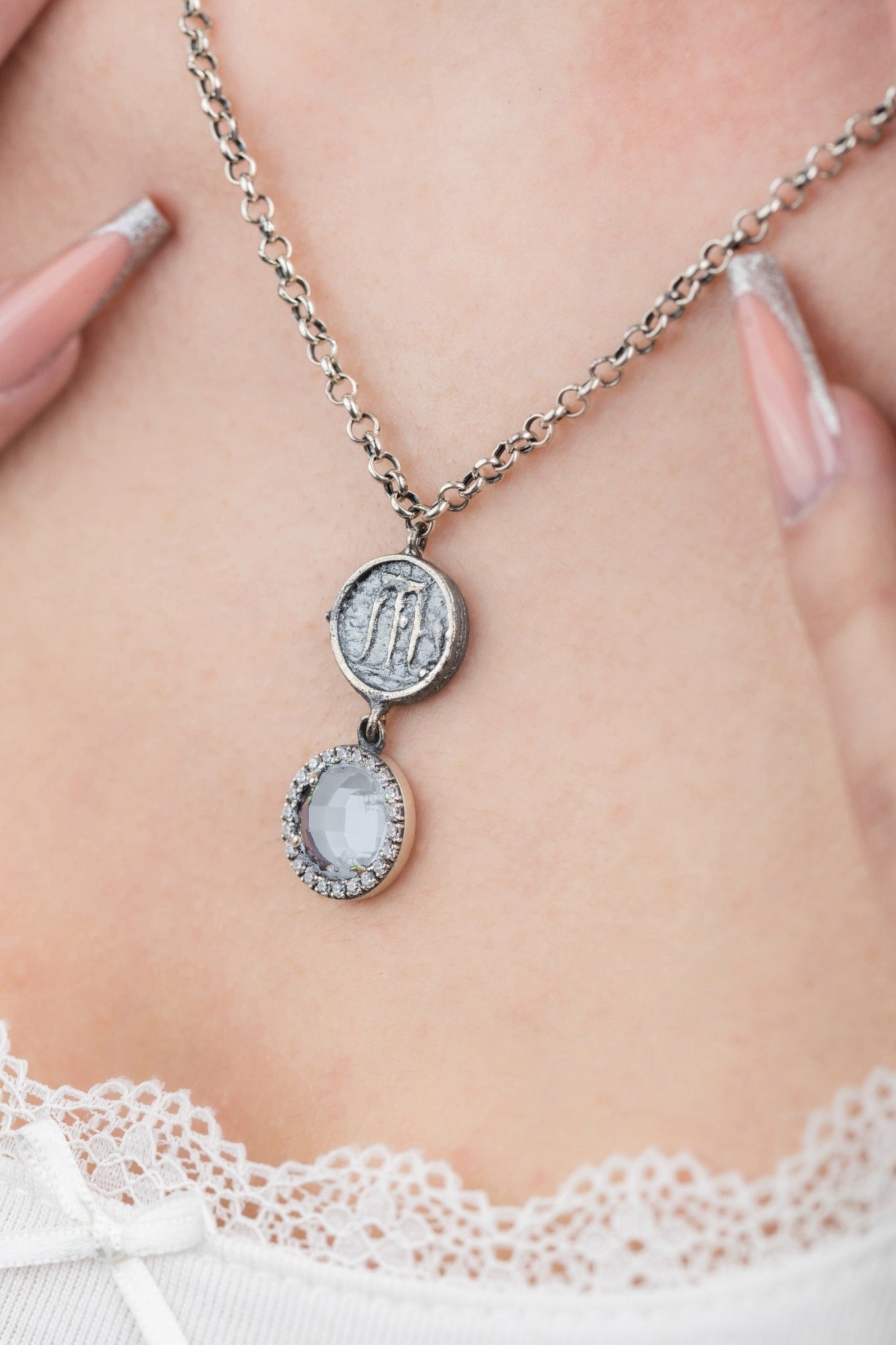 Collana Antica Grecia in argento 925 con cristallo azzurro ultra trasparente indossata