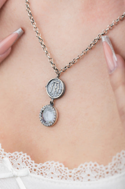 Collana Antica Grecia in argento 925 con cristallo azzurro ultra trasparente indossata