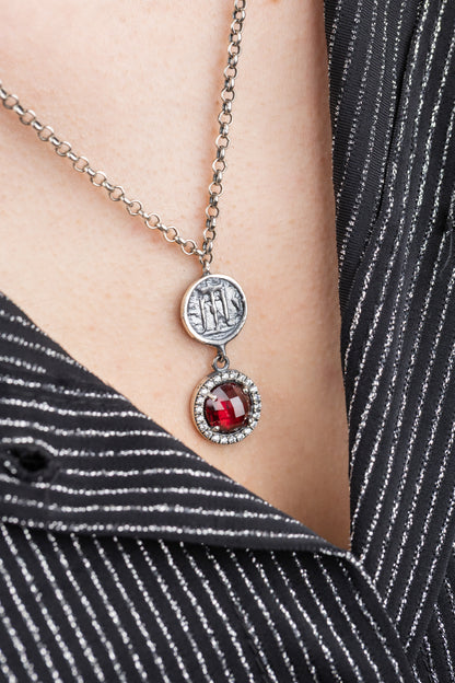 Collana in argento 925 con cristallo rosso zirconi e statere di Kroton con tripode sacro indossato