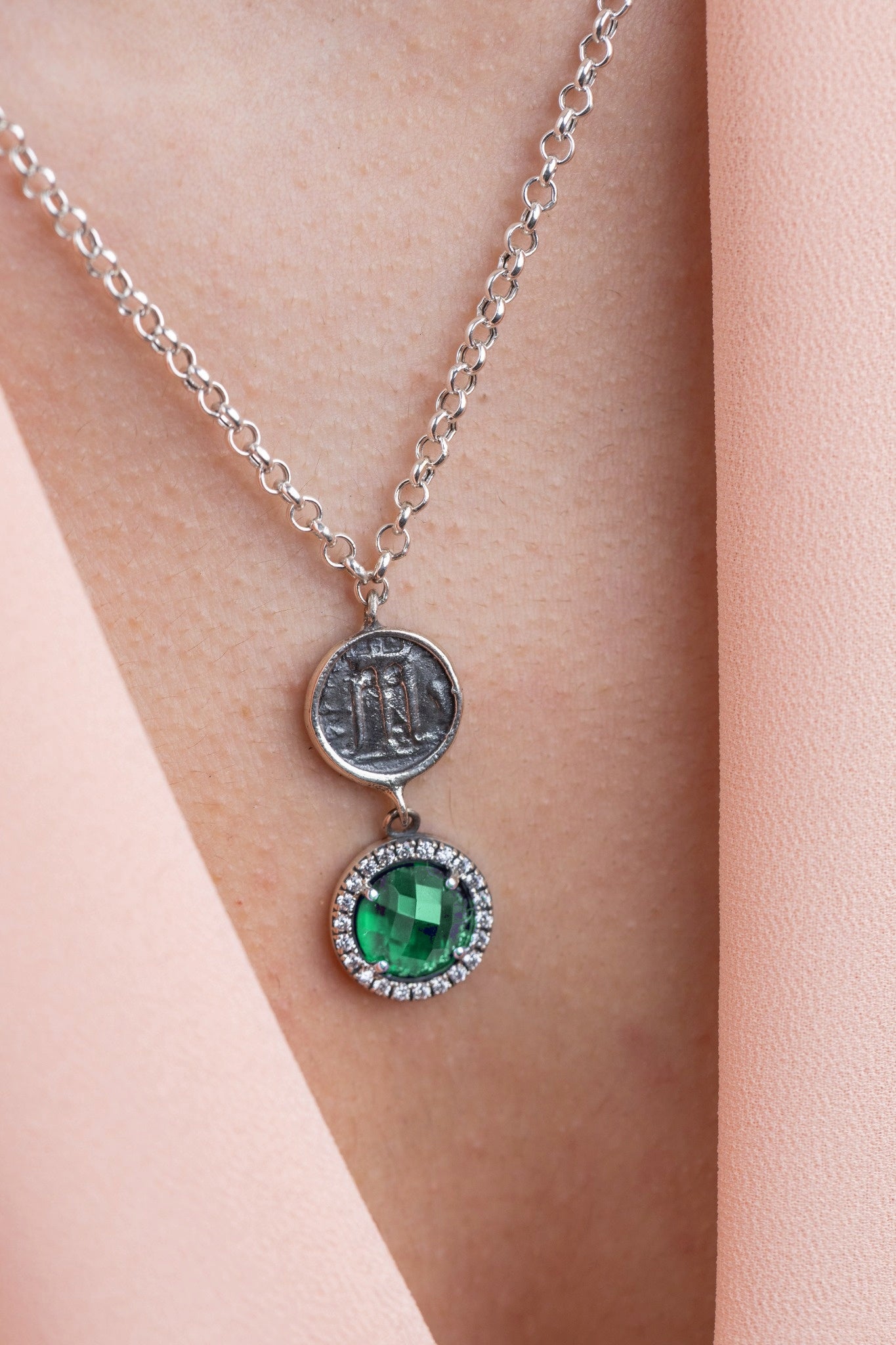 Collana in argento 925 con cristallo verde zirconi e statere dell’antica Kroton con tripode sacro indossato