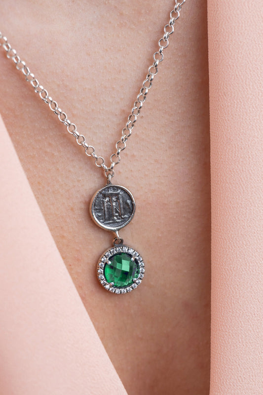 Collana in argento 925 con cristallo verde zirconi e statere dell’antica Kroton con tripode sacro indossato