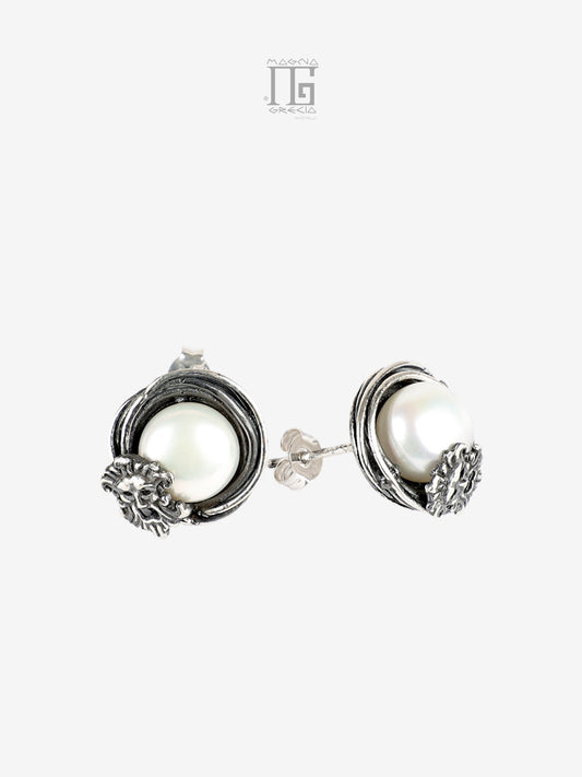 Orecchini Aion in argento 925 con perla d’acqua dolce e maschera apotropaica