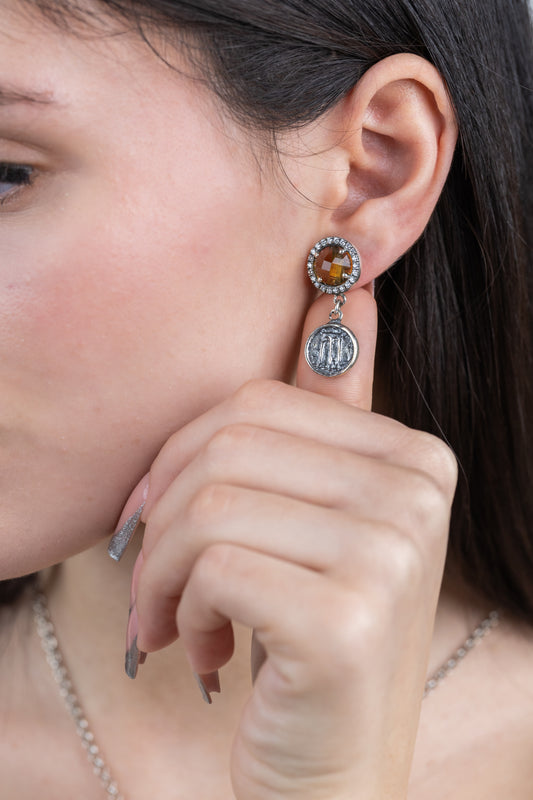 Orecchini in argento 925 con cristallo giallo zirconi e statere di Kroton indossati