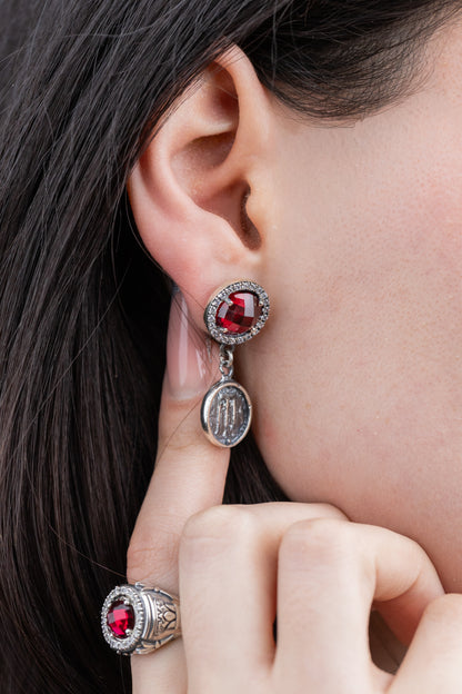 Orecchini in argento 925 con cristallo rosso zirconi e statere di Kroton indossati