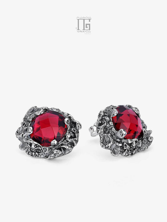 Orecchini artigianali in argento 925 con maschera apotropaica e cristallo rosso della collezione Artemis