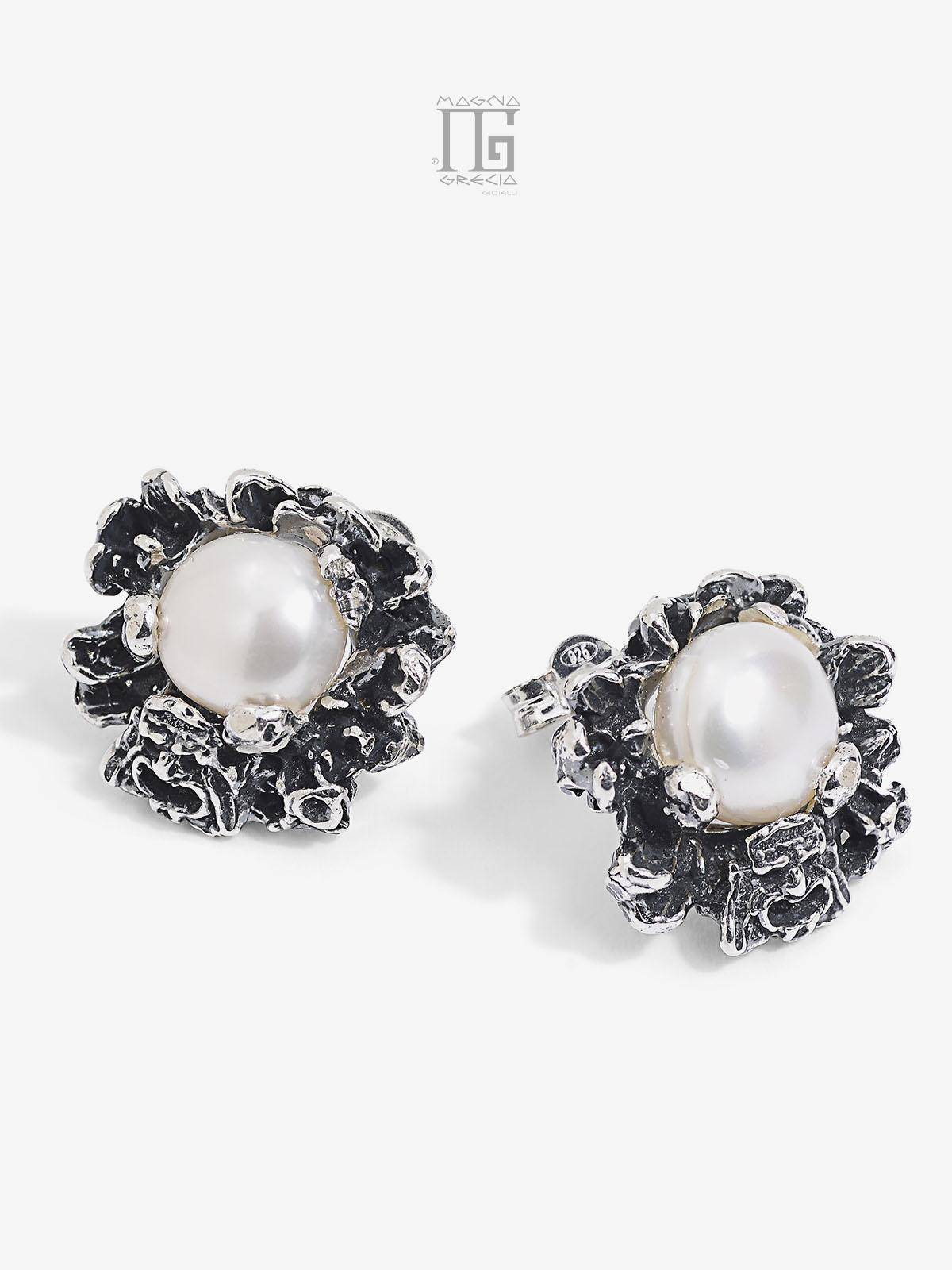 Orecchini artigianali in argento 925 con maschera apotropaica e perle coltivate d'acqua dolce bianche