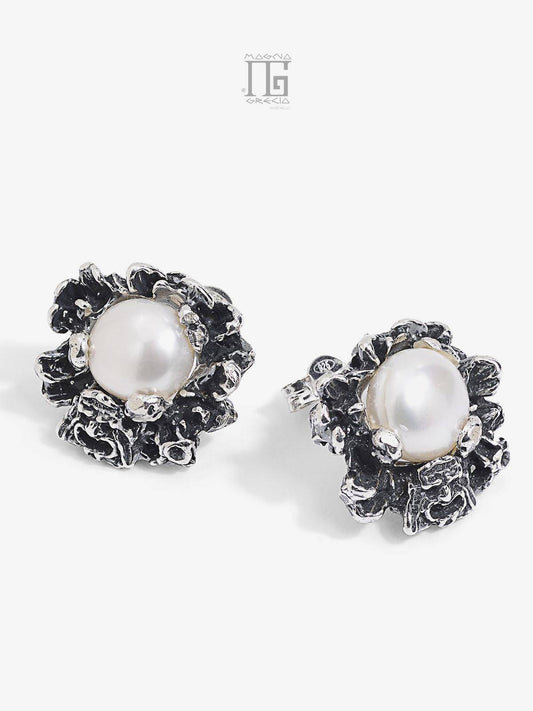 Orecchini artigianali in argento 925 con maschera apotropaica e perle coltivate d'acqua dolce bianche
