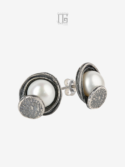 Orecchini artigianali in argento 925 con perla coltivata d’acqua dolce e Disco di Festo collezione Aion