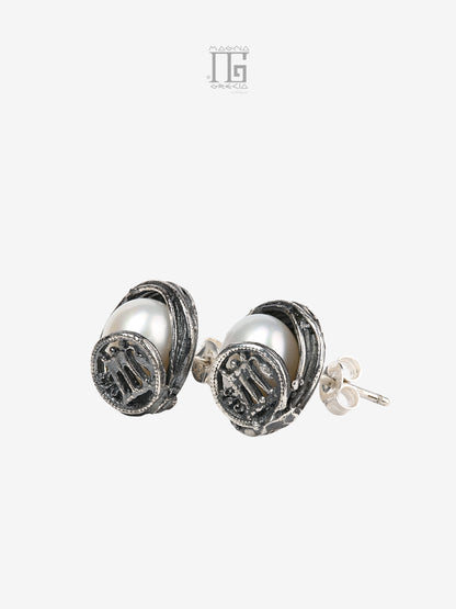Dettaglio orecchini in argento 925 con perle coltivate d'acqua dolce e statere con tripode