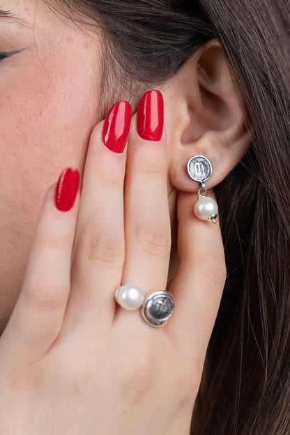 Orecchini artigianali in argento 925 con statere di Kroton e perle coltivate d’acqua dolce indossati