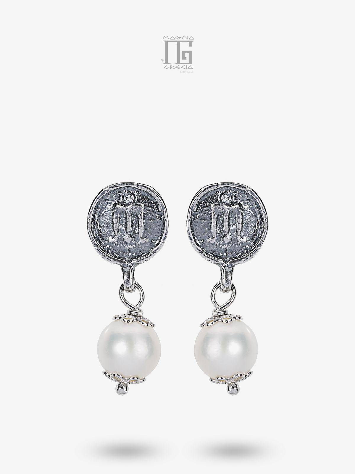 Orecchini artigianali in argento 925 con statere dell’antica Kroton e perle coltivate d’acqua dolce