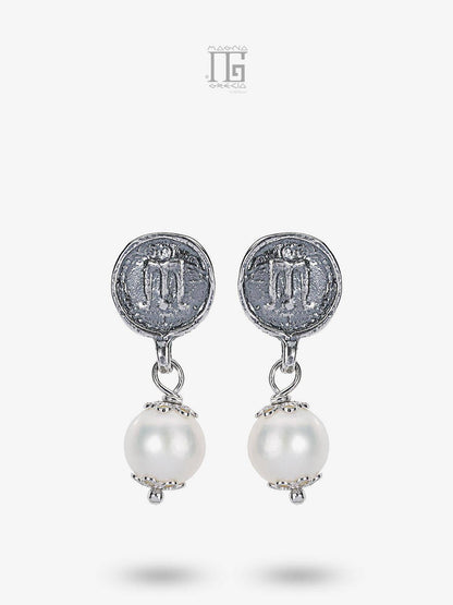 Orecchini artigianali in argento 925 con statere dell’antica Kroton e perle coltivate d’acqua dolce