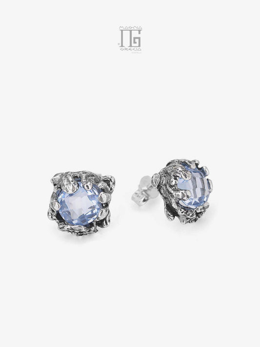 Orecchini Magna Grecia® Artemis in argento 925 con maschera apotropaica e cristallo azzurro piccolo sfaccettato con chiusura a farfallina