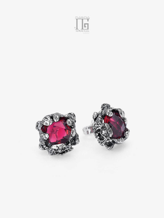 Orecchini Magna Grecia® Artemis in argento 925 con maschera apotropaica e cristallo rosso piccolo sfaccettato con chiusura a farfallina
