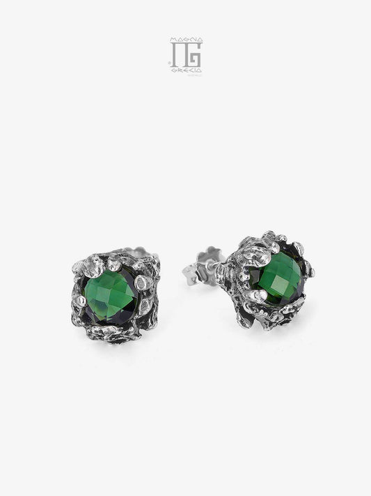 Orecchini Magna Grecia® Artemis in argento 925 con maschera apotropaica e cristallo verde piccolo sfaccettato con chiusura a farfallina