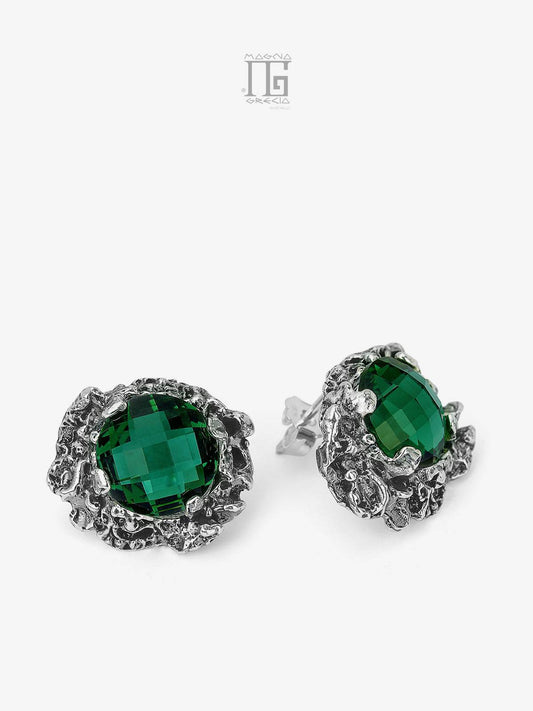 Orecchini Magna Grecia® Artemis in argento 925 con maschera apotropaica e cristallo verde sfaccettato con chiusura a farfallina