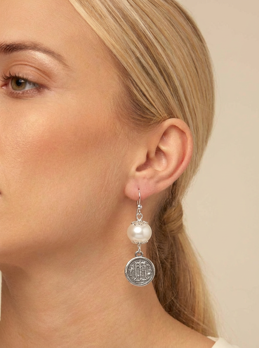 Orecchini Magna Grecia® in argento 925 con statere di Kroton e perla d’acqua dolce pendente artigianali, indossati