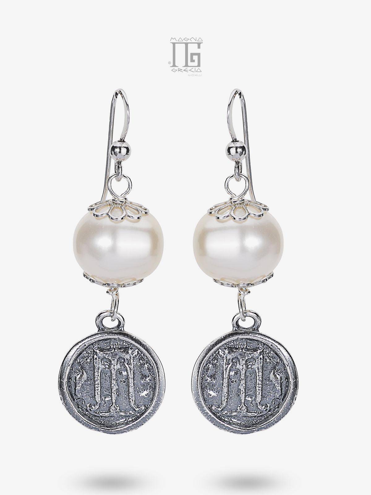 Orecchini Magna Grecia® in argento 925 con statere di Kroton e perla d’acqua dolce pendente artigianali