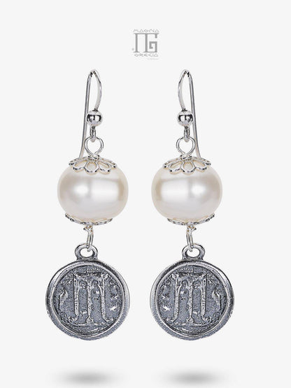 Orecchini Magna Grecia® in argento 925 con statere di Kroton e perla d’acqua dolce pendente artigianali