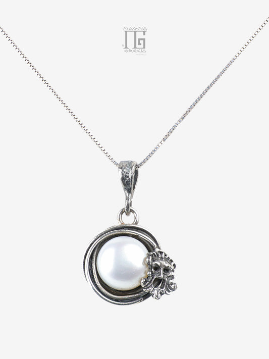 Pendente Aion in argento 925 con perla d’acqua dolce e maschera apotropaica