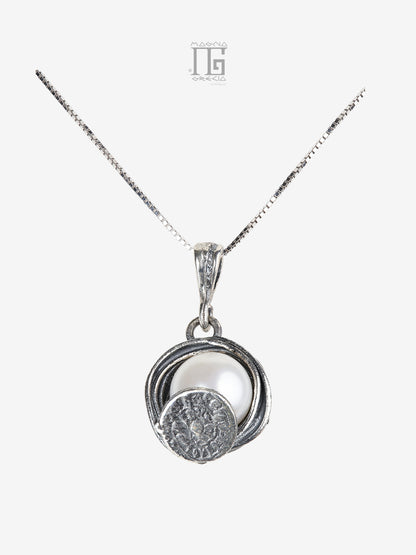 Pendente artigianale in argento 925 con perla coltivata d’acqua dolce e Disco di Festo collezione Aion, con catenina veneziana 45 cm