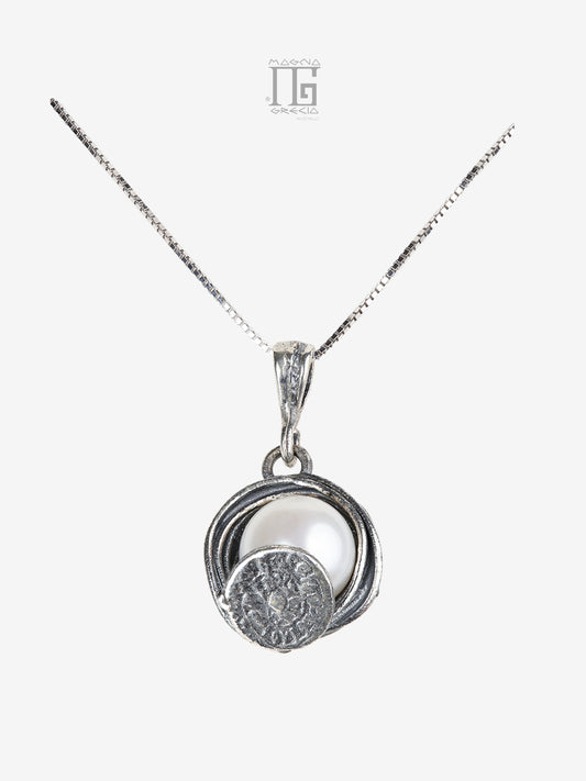 Pendente artigianale in argento 925 con perla coltivata d’acqua dolce e Disco di Festo collezione Aion, con catenina veneziana 45 cm