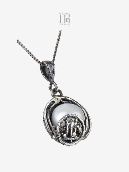 Dettaglio pendente in argento 925 con perla d'acqua dolce e statere della Magna Grecia con tripode