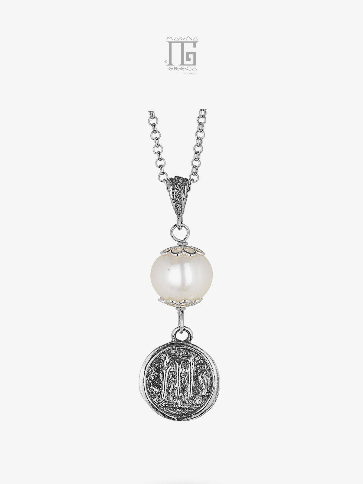 Pendente artigianale in argento 925 con statere dell'antica Kroton e perla coltivata d'acqua dolce bianca