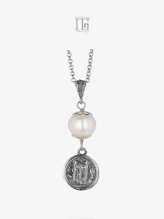 Pendente artigianale in argento 925 con statere dell'antica Kroton e perla coltivata d'acqua dolce bianca