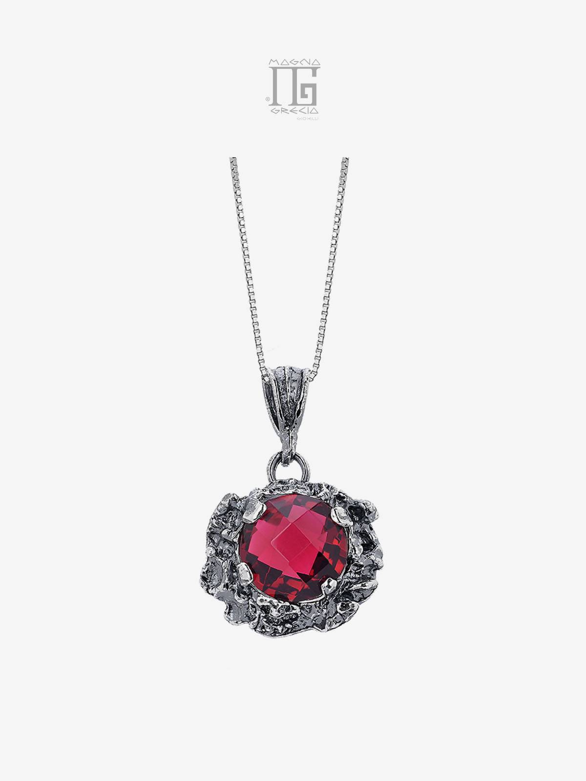 Pendente Magna Grecia® Artemis in argento 925 con maschera apotropaica e cristallo rosso sfaccettato con catenina veneziana 45 cm