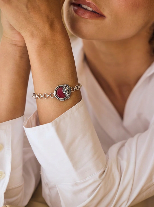 Bracciale Aion in Argento 925 con Pietra color Rubino Antico, Filo Intrecciato e Maschera Apotropaica